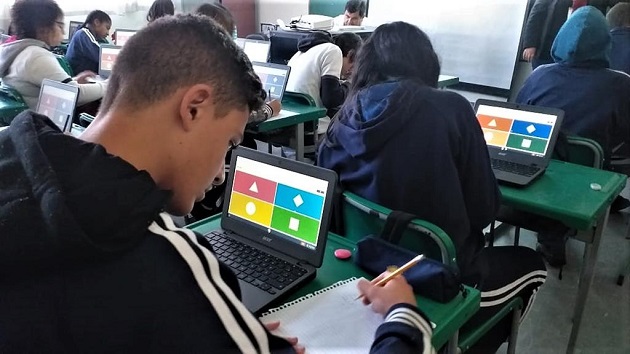 Alunos da Emef Amador Aguiar se interessam por matemática usando tecnologia