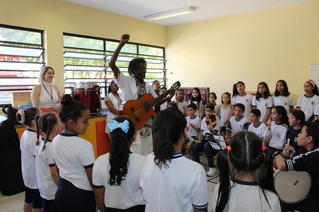 Aulas de música reforçam autoestima e aprendizagem dos alunos da Emef Barletta 