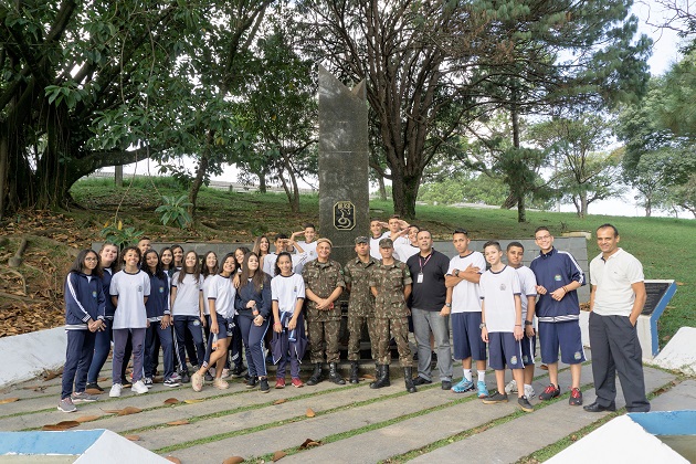 Alunos da Emef Brandão visitam o Grupo Bandeirante