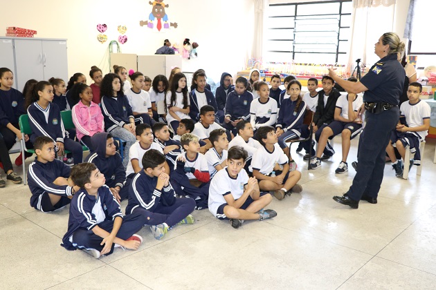 Guardiã Maria da Penha fala sobre violência doméstica em escolas municipais