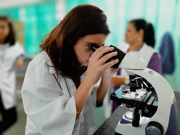 Alunos da Emef Lênio estudam normas de segurança em laboratórios totalmente equipados