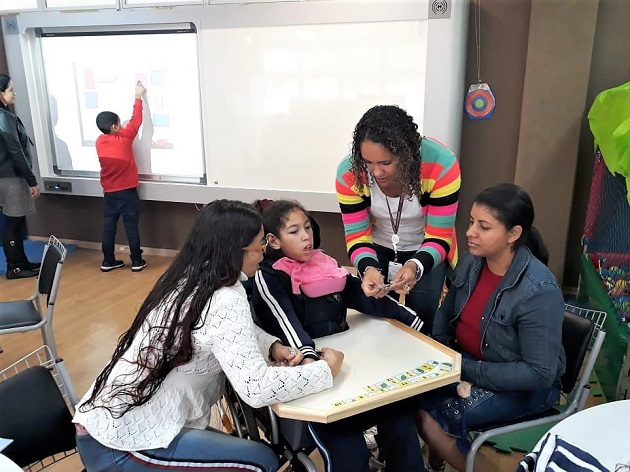 Projeto inclui brincadeiras com familiares visando aprendizagem dos alunos do AEE