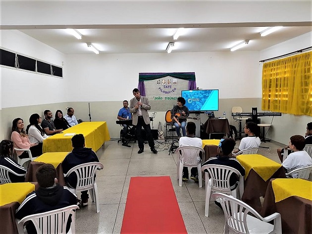 Escola João Tibúrcio realiza Café Filosófico e debate tecnologia educacional