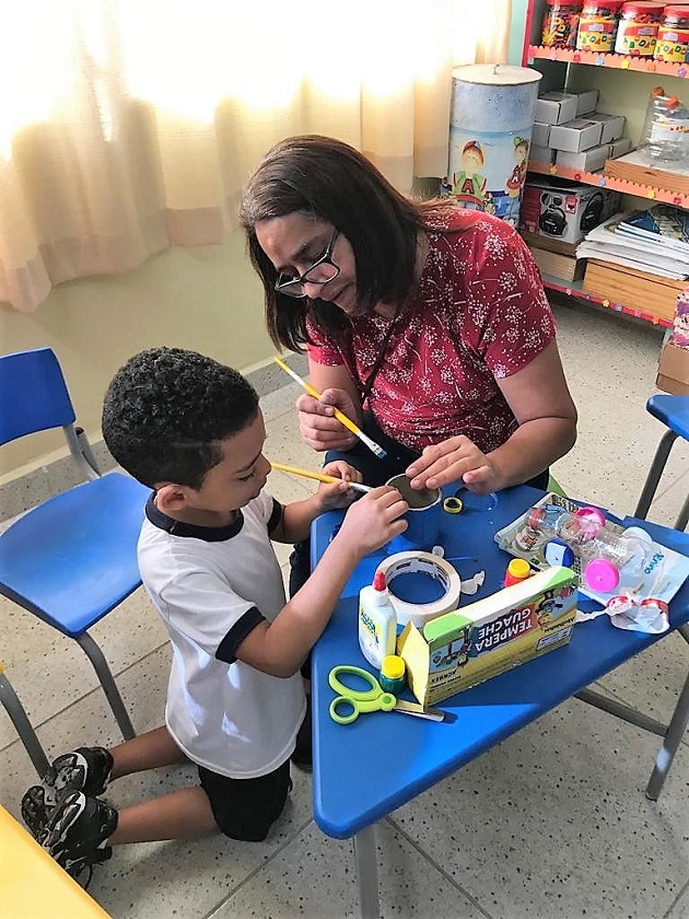 Na Emei João Evangelista, pais participam com filhos de oficinas em sala de aula 