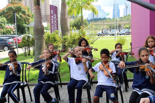 Alunos da rede participam de projeto de música e artes nos jardins do CAP