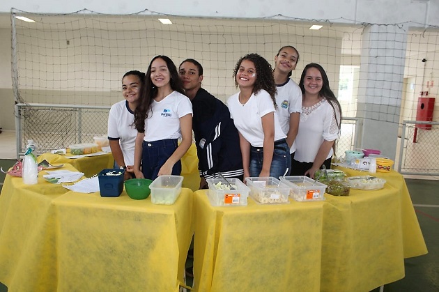 Jovens da escola Sidney Santucci montam congresso sobre alimentos saudáveis