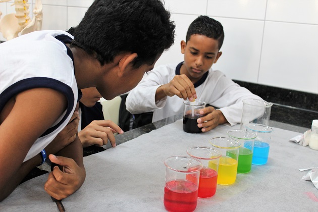 Com novos equipamentos em laboratórios, aulas de ciências despertam interesse os alunos