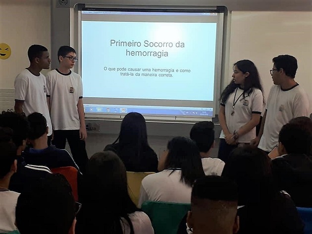 Adolescentes da escola Enéias fazem treinamentos sobre primeiros socorros