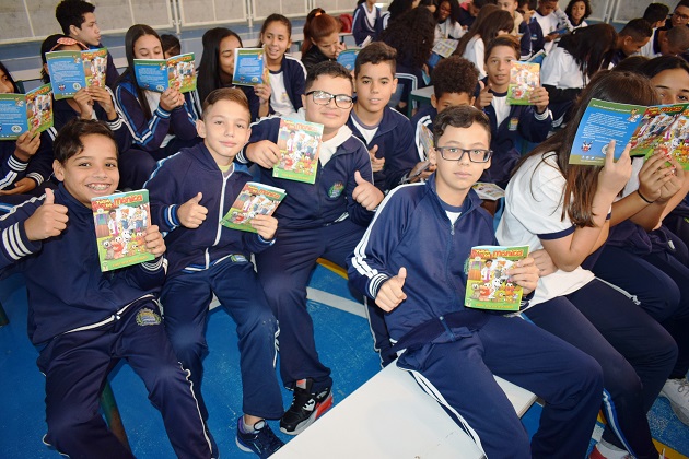 Alunos da rede recebem revista em quadrinhos sobre proteção animal