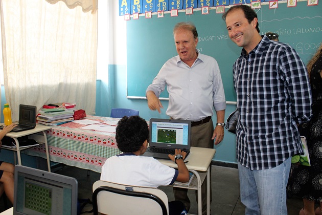 Estudantes de Barueri começam a usar os os novos chromebooks em sala de aula