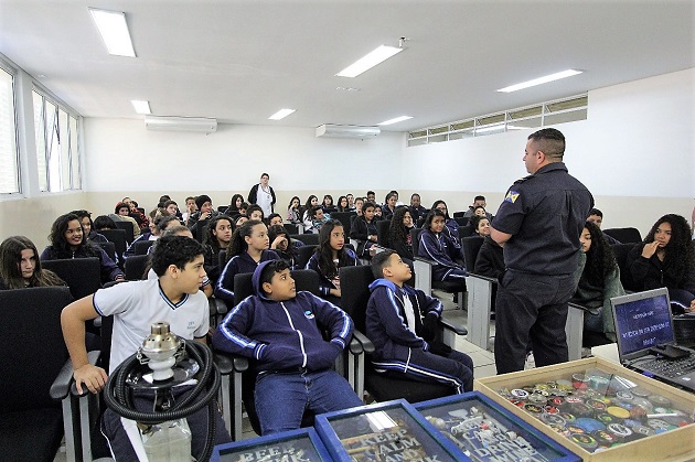 Alunos da Ézio Berzaghi participam de palestras sobre prevenção ao uso de drogas