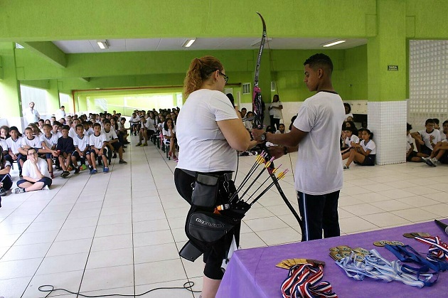 Arqueira campeã conta sua trajetória a alunos da Emef Sidney Santucci