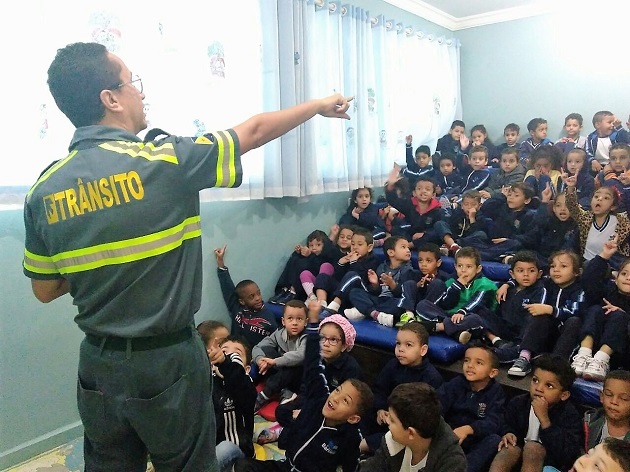 Alunos da Takechi Takau integram atividades sobre educação no trânsito