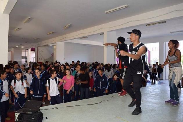 Dança e música resgata elementos da cultura hip hop na João Tiburcio