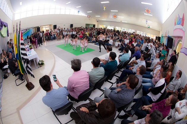 População prestigia inaugurações de quatro escolas