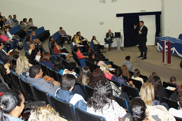 Palestra orienta professores e gestores sobre legislação e combate às drogas