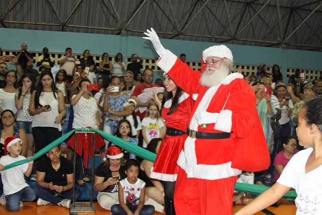 Grande público prestigia chegada de Papai Noel na escola José Emídio