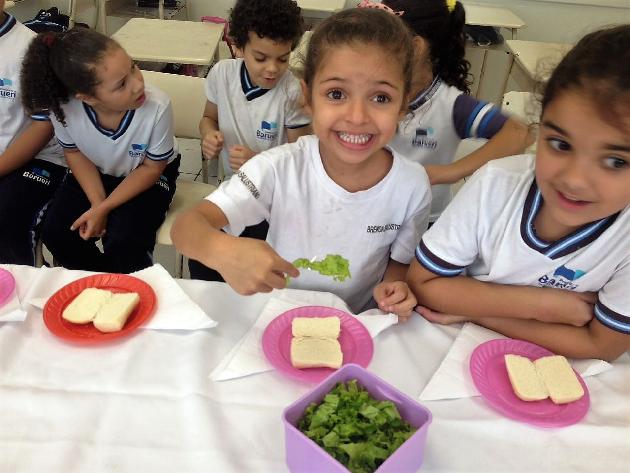 Crianças da rede de ensino têm aula prática sobre alimentação saudável