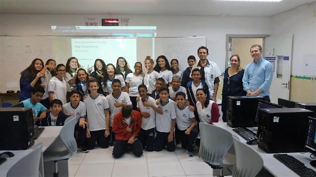 Plataforma americana visita laboratório da Emef Meduneckas