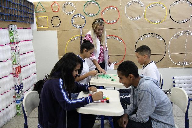 Em aula diferenciada, alunos aprendem construindo objetos e se divertindo