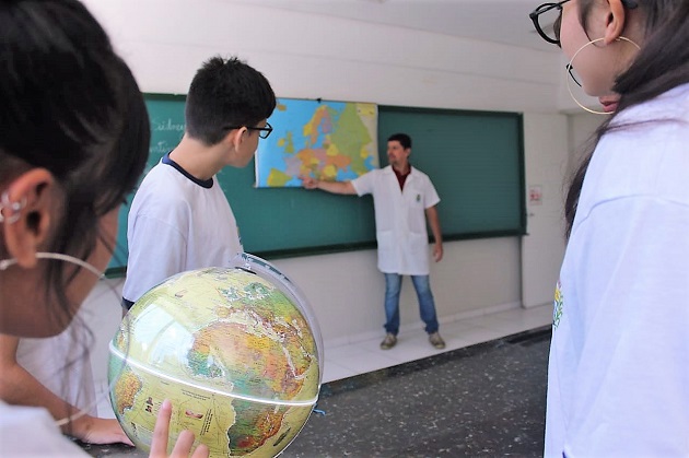 Escolas recebem mapas e globos para aulas práticas de geografia e história