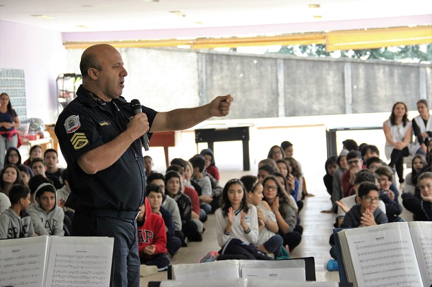 Jovens da Emef Takaoka participam de palestra da Guarda sobre drogas