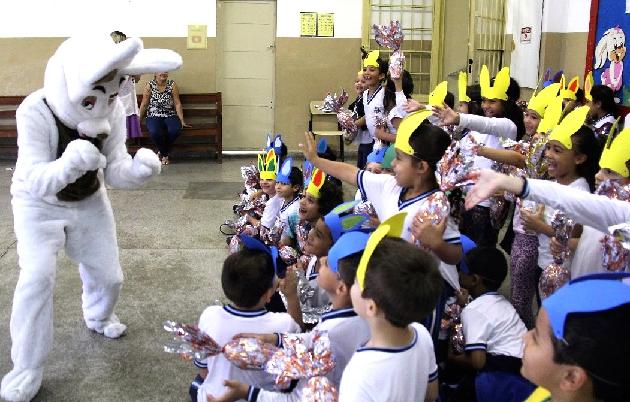 Todos os alunos da rede recebem ovos de chocolate em comemoração à Páscoa