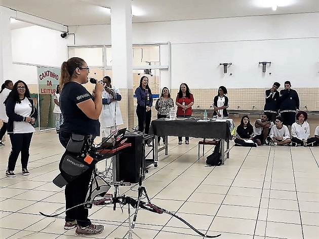 Atleta olímpica de arco faz palestra motivacional para estudantes da Emef Margarida