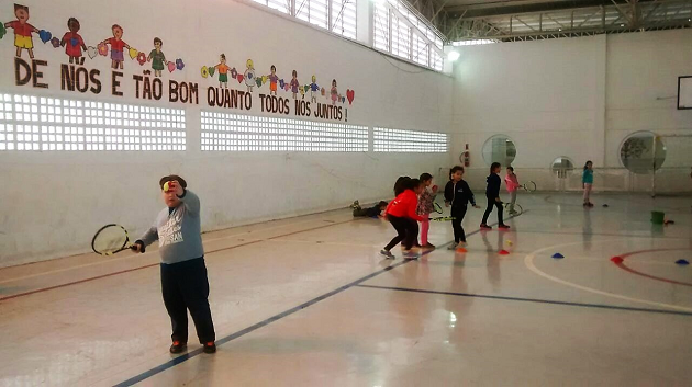 Alunos do Jardim Flórida têm aulas semanais de tênis