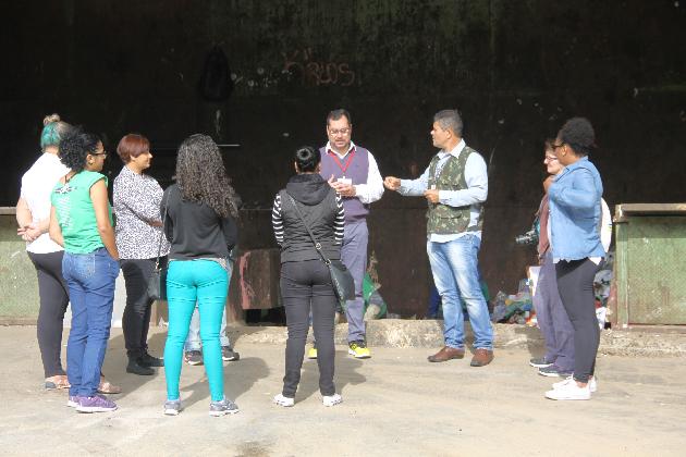 Estudantes conhecem trabalho de reciclagem de lixo em Barueri