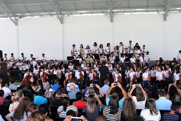 Alunos do projeto Música ao Ar Livre encerram o ano com audição e sorteio de instrumentos