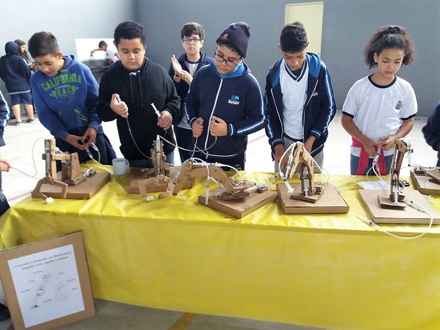 Emef Deiró incentiva estudo da robótica com materiais recicláveis