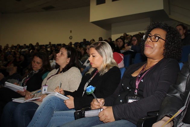 Professores da rede participam de formação sobre o best-seller Quem Ama Educa