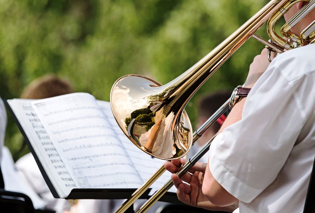 Alunos se familiarizam com o trombone na Casa das Oficinas