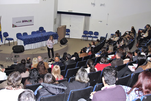 Base Nacional Comum Curricular é tema de palestras para gestores da rede de Barueri