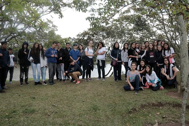 Jovens da Emeief Takaoka conhecem nascente do bairro e aprendem sobre preservação