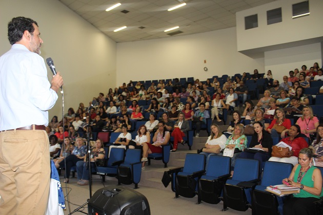 Promotor e gestores de ensino discutem proteção a crianças e adolescentes