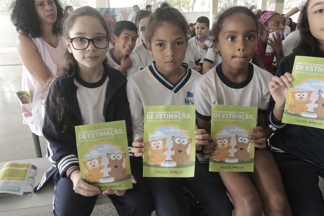 Cartilha sobre guarda responsável é distribuída nas escolas de Barueri