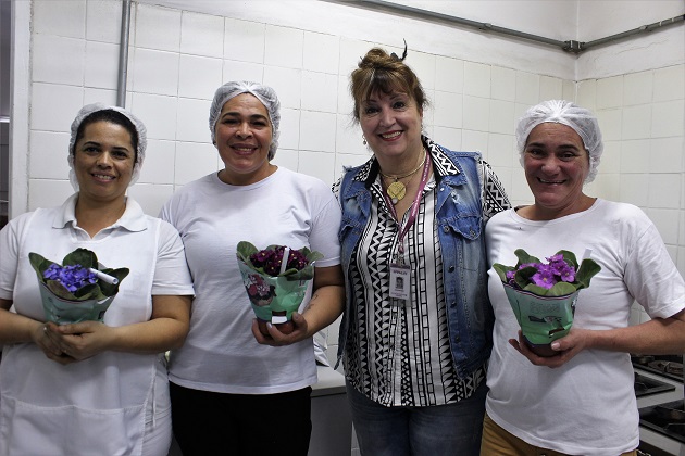 Merendeiras da rede de Barueri são homenageadas com flores