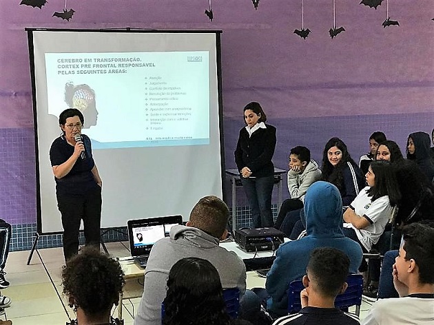 Alunos da Emef Camisão participam de palestra sobre saúde mental do adolescente