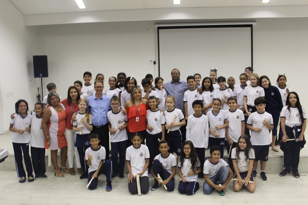 Dança e canto encerram atividades do projeto de coral da Dorival Faria