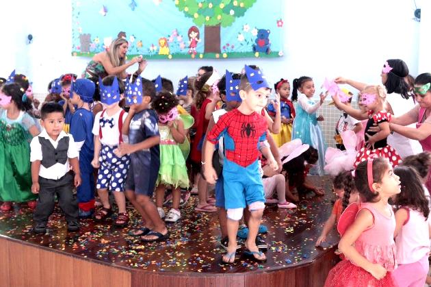 Crianças e jovens da rede celebram Carnaval