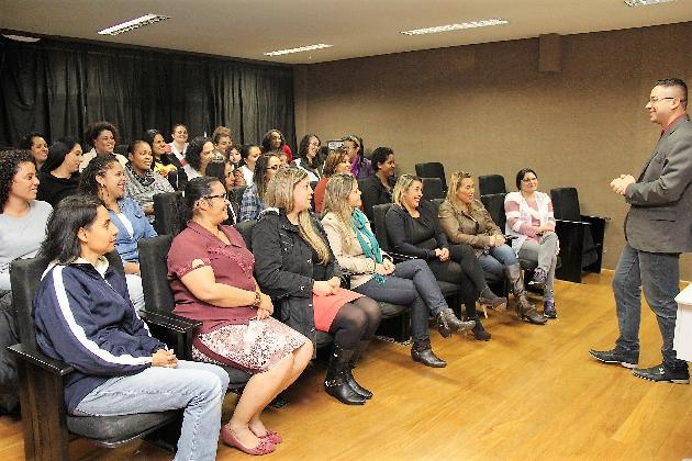 Equipe da maternal Luzia se entusiasma com palestra motivacional