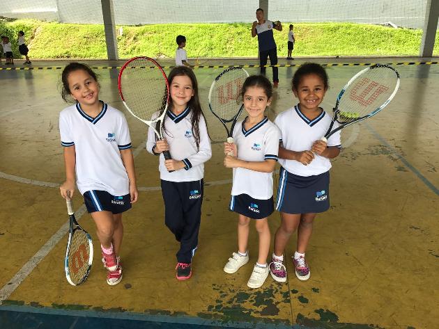 Estudantes do Parque Imperial se divertem com o tênis nas escolas