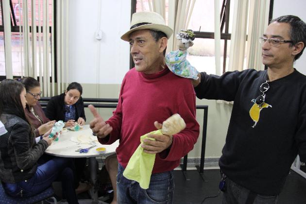 Educadores de Barueri participam de oficina de fantoches reciclados