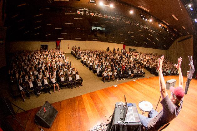 Crianças se encantam com espetáculos gratuitos no TMB